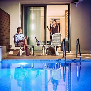 Junior Suite Swim up Sharing Pool